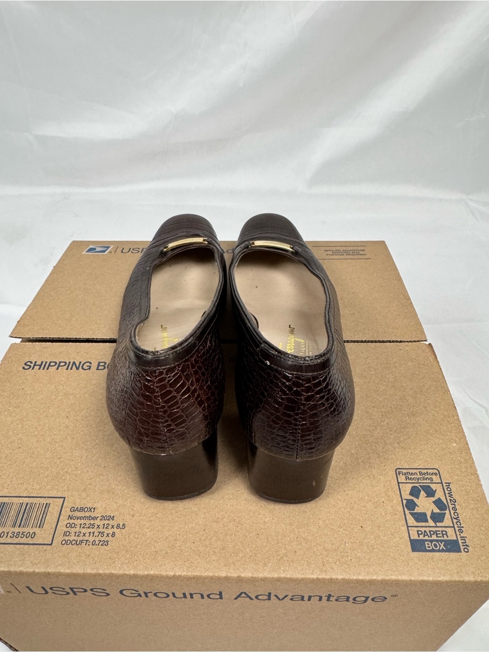 Salvatore Ferragamo Brown Croc Embossed Leather Pumps Heels Gold Logo 9 Italy - Picture 6 of 13
